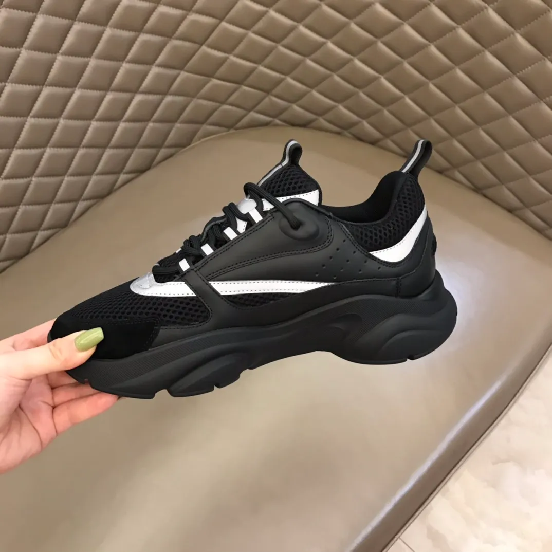 Factory price: 480💰 ◾️▫️Dior D®️ x 🆕 (high version) B22 men's jogging fashion sneakers, this single product draws inspiration from retro jogging shoes. It adopts a thick low-top design, with an upper made of black cow leather and mesh fabric, and a black and white engraved rubber sole. Black mesh fabric tongue and heel counters complement black laces, with an embossed "Di~r" logo embellishment on the side. These sneakers can be mixed and matched with a classic suit for a sporty chic look! Size: 39-45 (38, 46 can be customized)